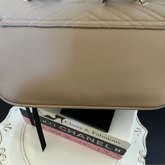 Bebe faux leather quilted tan shoulder bag with chain strap new retail $89 - Picture 6 of 14